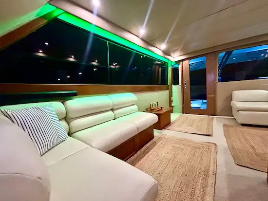 Post fishing yacht Flamingo beach